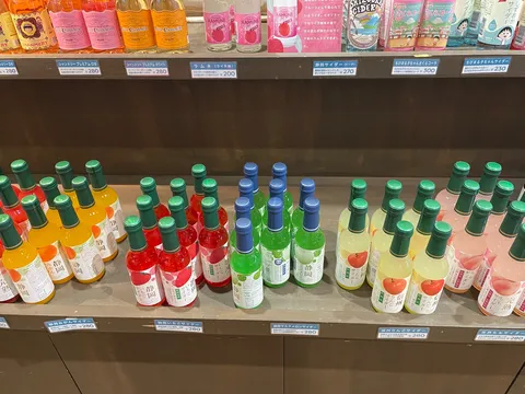 カラフル瓶が並ぶ夏の店内
