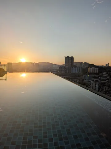 インフィニティプールと夕日