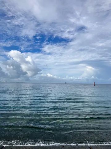 穏やかな水面に浮かぶ赤