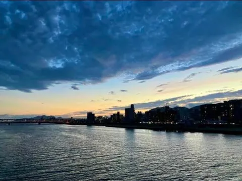 都会の静寂、川面に映る夜景