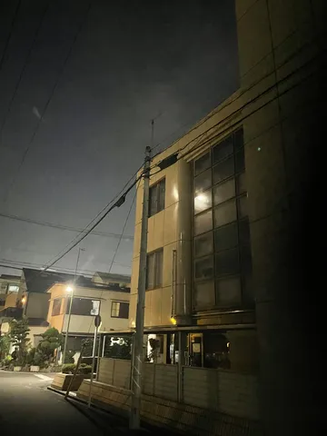夜の街角に宿る静かな光