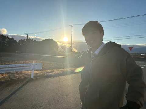 夕陽に染まる、道端の少年