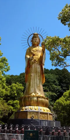天空にそびえる黄金の慈悲