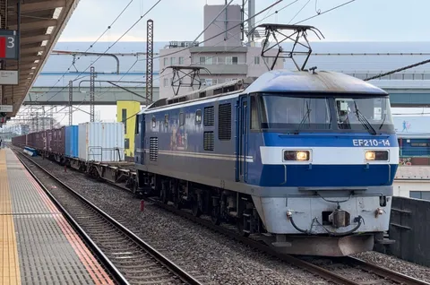静かに進む、青い巨人の貨物列車