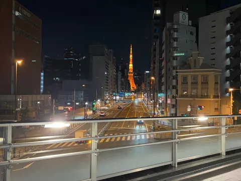 都会の夜景に灯る希望の光