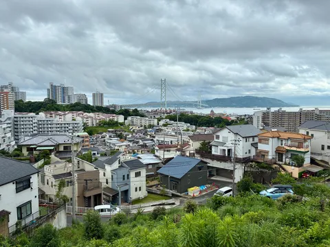 穏やかな空と街並みの調和