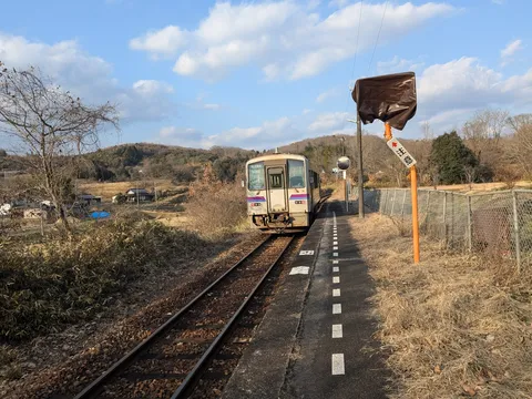 静寂のホーム、近づく光