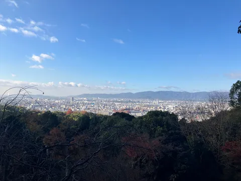 広がる街並み、遠くの山並み