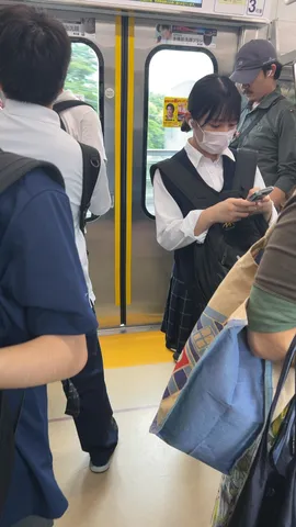 スマホとイヤホン、通勤風景