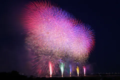 夜空を彩る壮大な光の絨毯