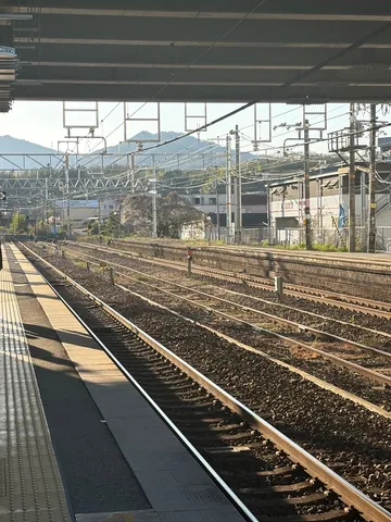 夕暮れ時、駅の静寂
