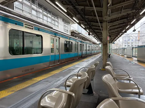 駅に佇む青い車体