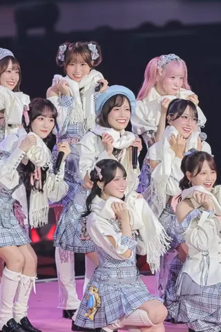 春色の plaid衣装が並ぶ舞台