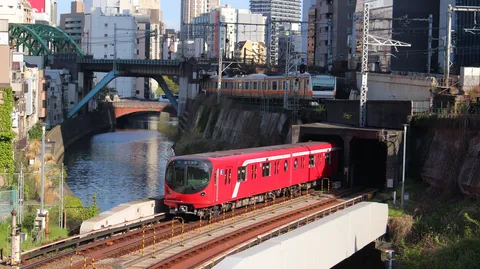 赤い彗星、都市を縫う