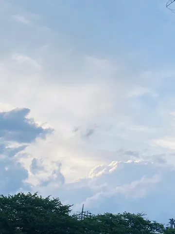 雲の切れ間から見える光
