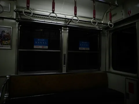 静寂の夜行列車の窓辺