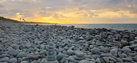 夕暮れと石の山の対話