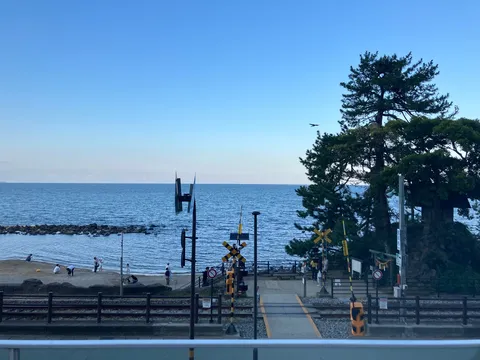 海辺の風と線路の影