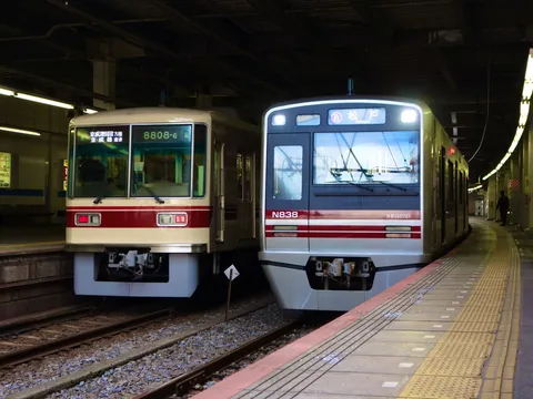 駅に滑り込む、静かな時間