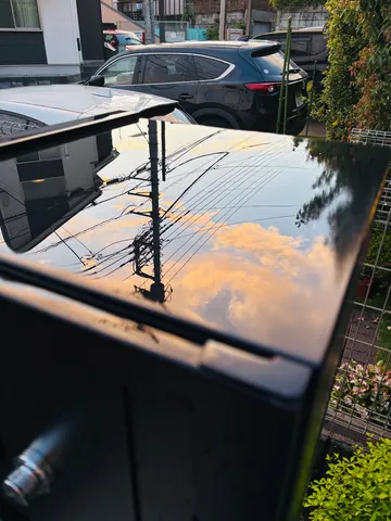空と電線の映る、静かな午後