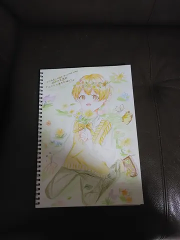 風に揺れる花冠の少年