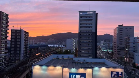 黄昏時の街、燃えるような空