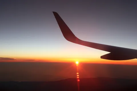 翼の向こう、燃える夕焼け