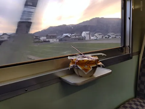 車窓と夕暮れ、旅の途中のひととき