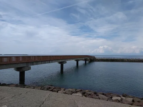 海辺の長橋、空への架け橋