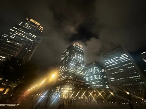 雲間にそびえる夜景