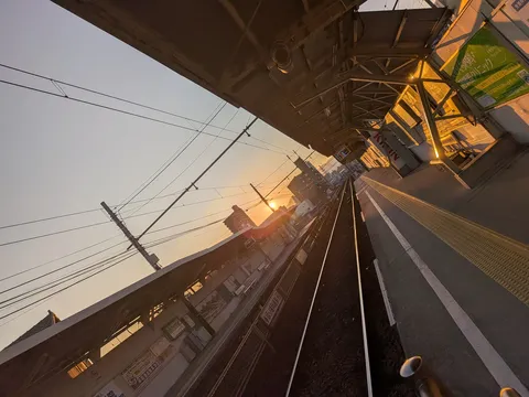 夕暮れの駅、光と影の交差点