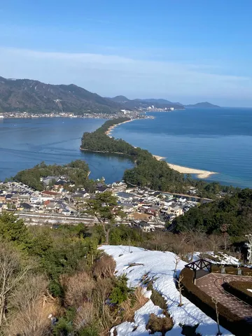 雪解けの緑と青のコントラスト