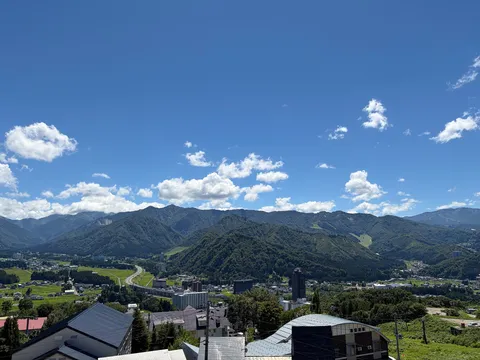 山並みに抱かれる街の佇まい