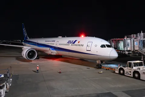 夜の滑走路に佇むANA機