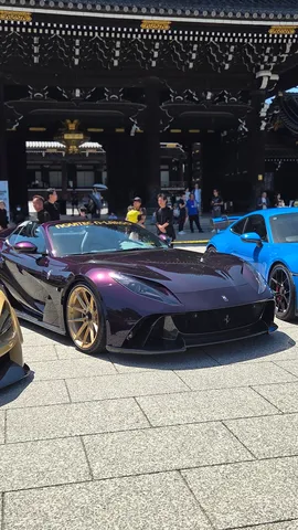 雅な門と艶やかなスポーツカー