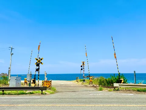 海辺の踏切、青い空と青い海