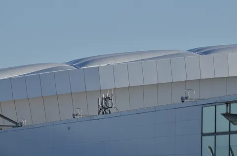 青空と、建物の機能美