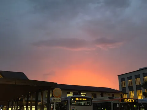 茜空とバス停の日常