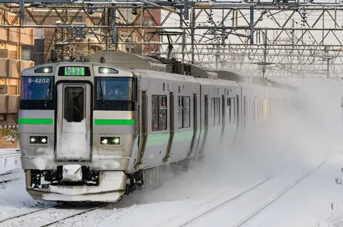 雪煙を上げて進む列車