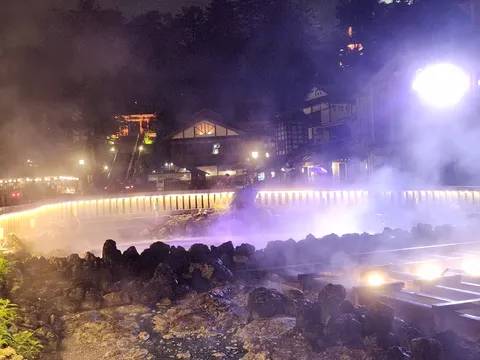 夜の温泉街の蒸気情景