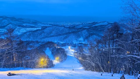 雪山の夜、輝くゲレンデ
