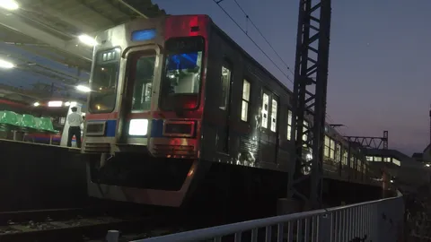 駅に佇む、旅立ちの灯り