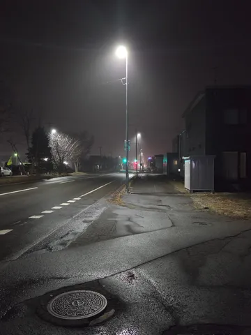 夜道に佇む一灯の光