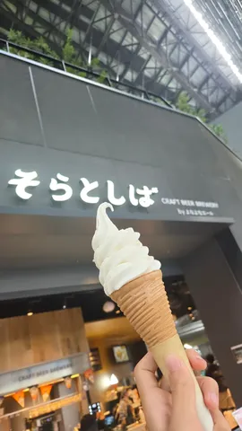 白とコーンの工場風景