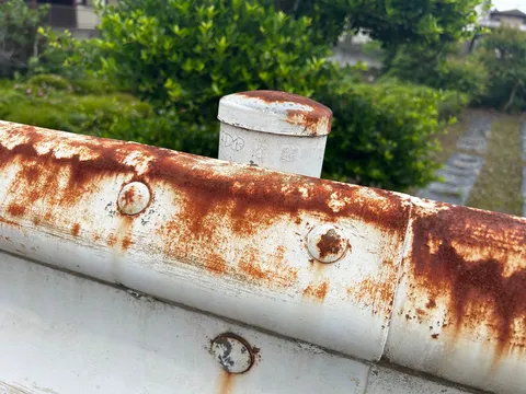 錆と白、時を刻む日常