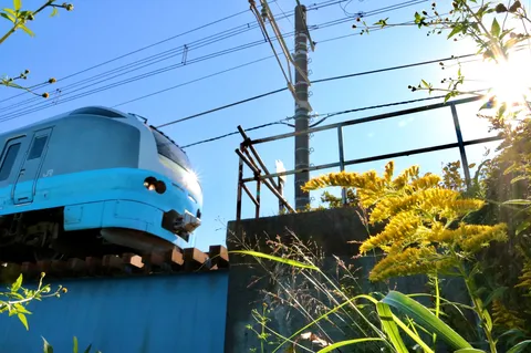 空と青の電車が走る風景