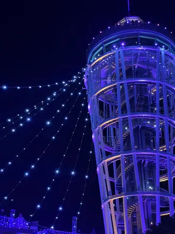 夜空へ伸びる光の道