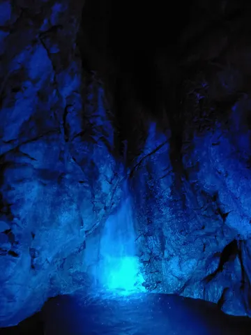 青い光に包まれた神秘の滝