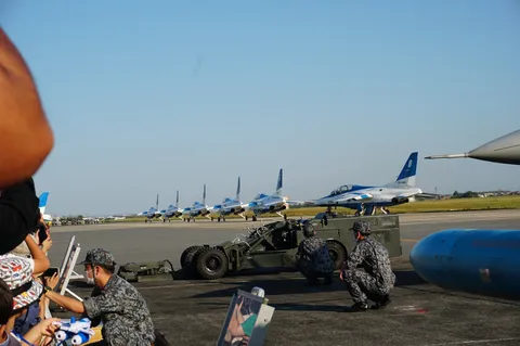 空自ブルー、整列、青空の下