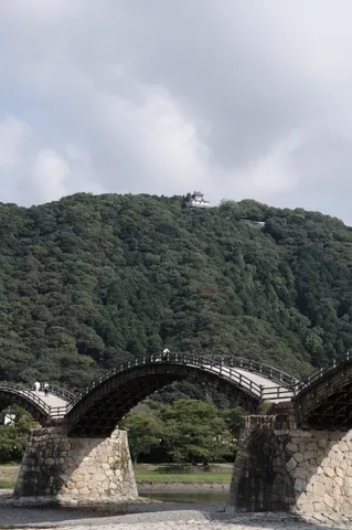 緑深き山の古城と古都の橋
